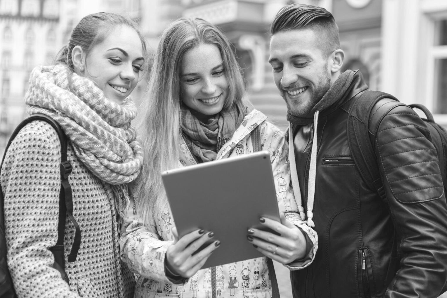 Persona che pratica tecniche di rilassamento in ambiente naturale