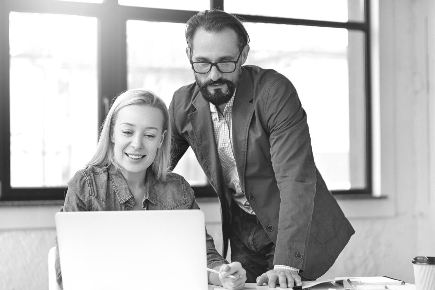 Ambiente di lavoro organizzato con elementi che favoriscono il benessere